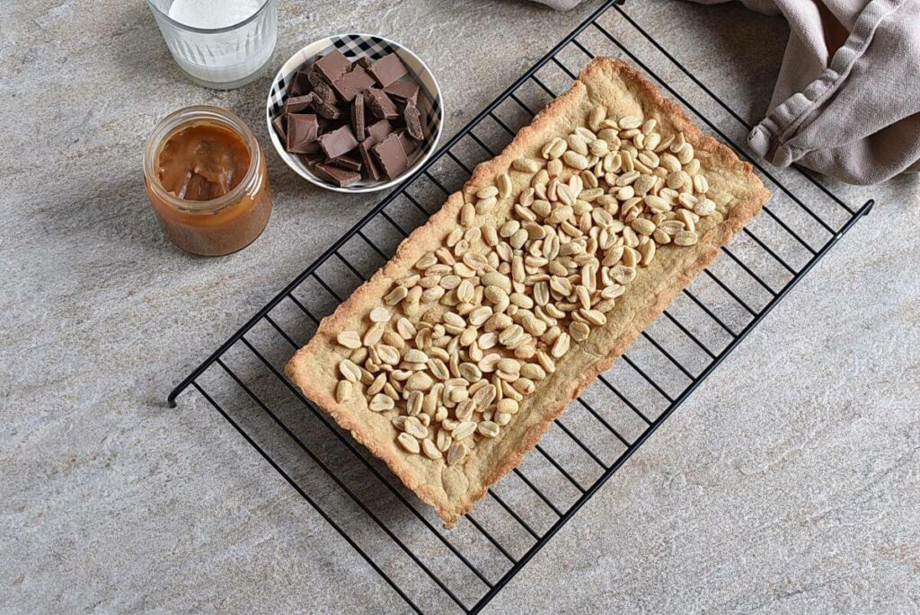 Snickers Blondie Tart recipe - step 8