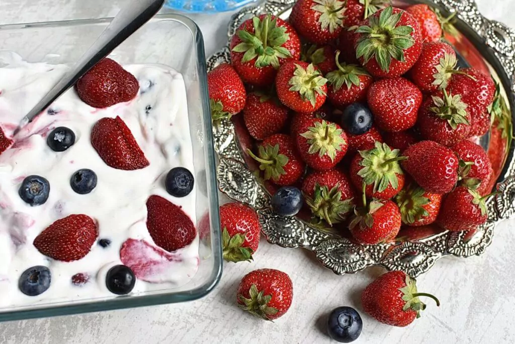 How to serve Berry Cheesecake Salad
