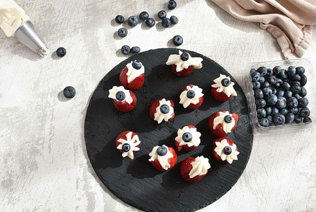 Red White and Blue Cheesecake Stuffed Strawberries recipe - step 4