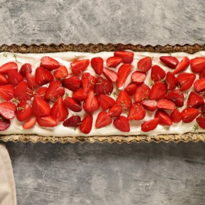 Skinny No-Bake Strawberry Cheesecake Tart recipe - step 6