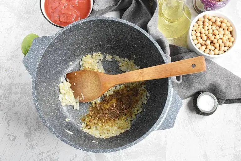 Chickpea and Tomato Coconut Curry Soup recipe - step 2