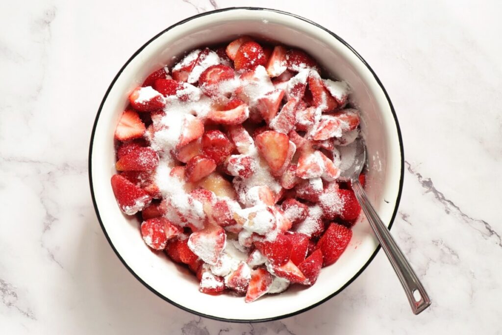 Strawberry Crumble recipe - step 3