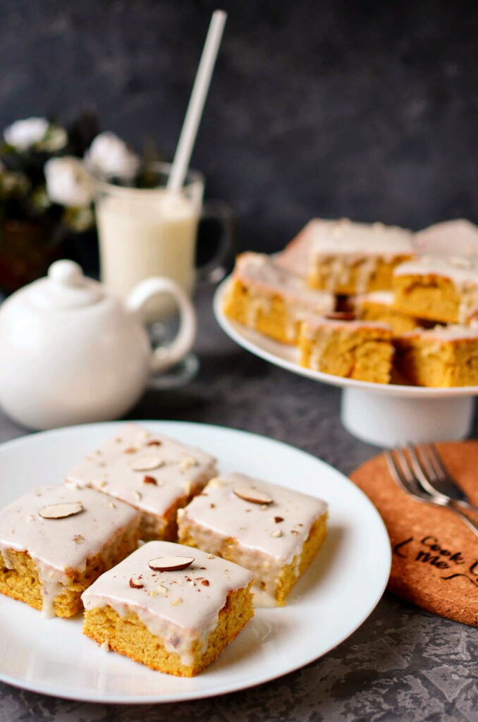 Spiced bars with cream cheese frosting