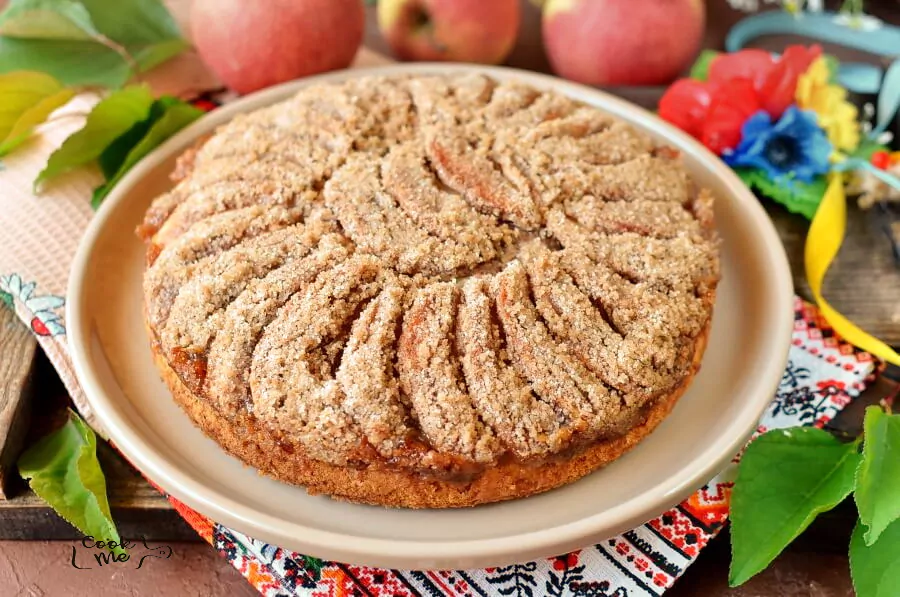 Ukrainian Apple Cake (Yabluchnyk)