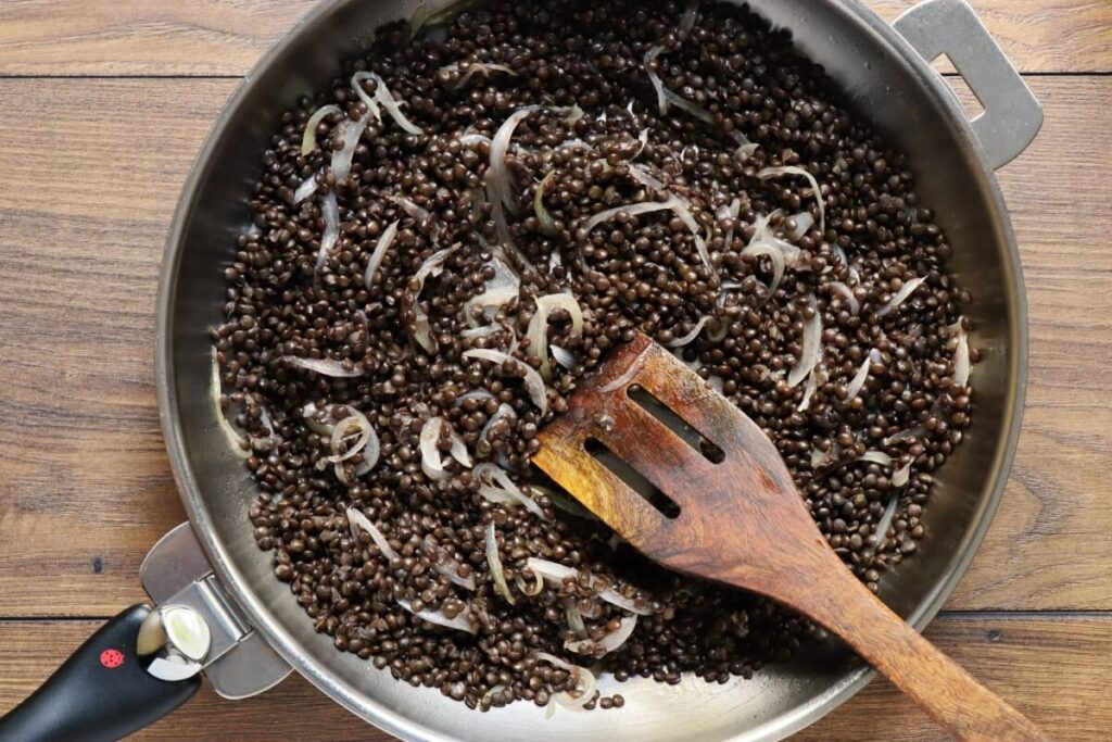 Black Lentils with Spinach recipe - step 4