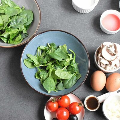 Spinach Salad with Warm Bacon Dressing recipe - step 1