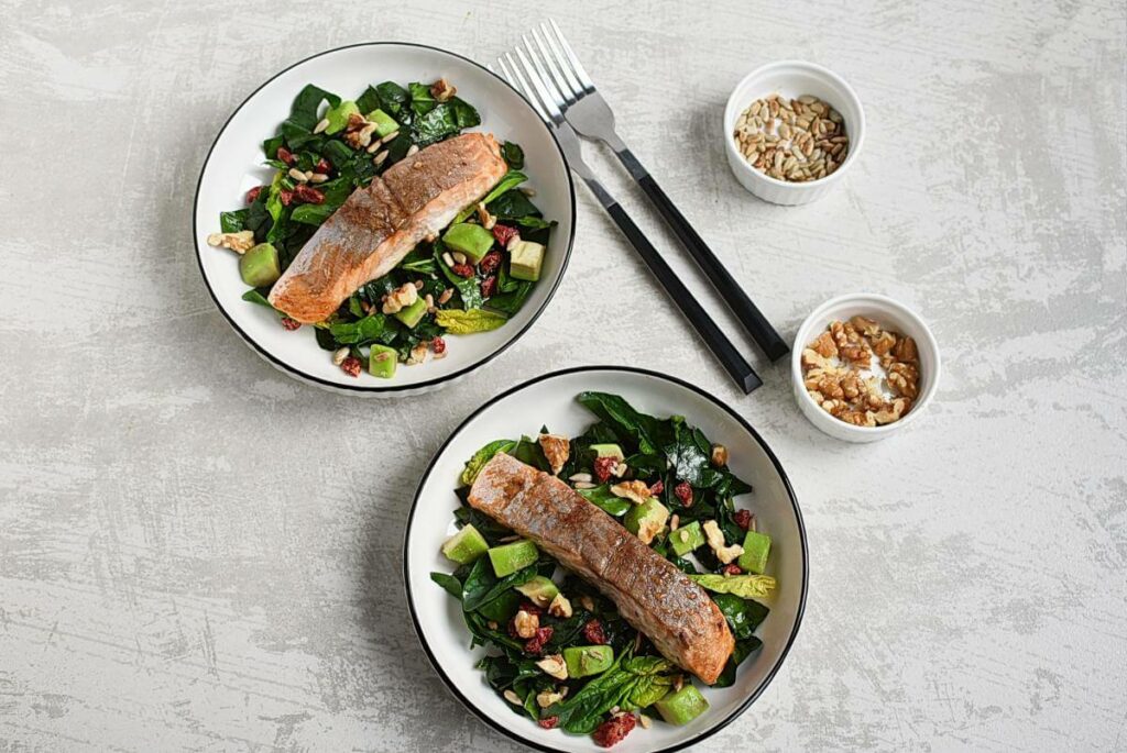Balsamic-Salmon Spinach Salad recipe - step 4