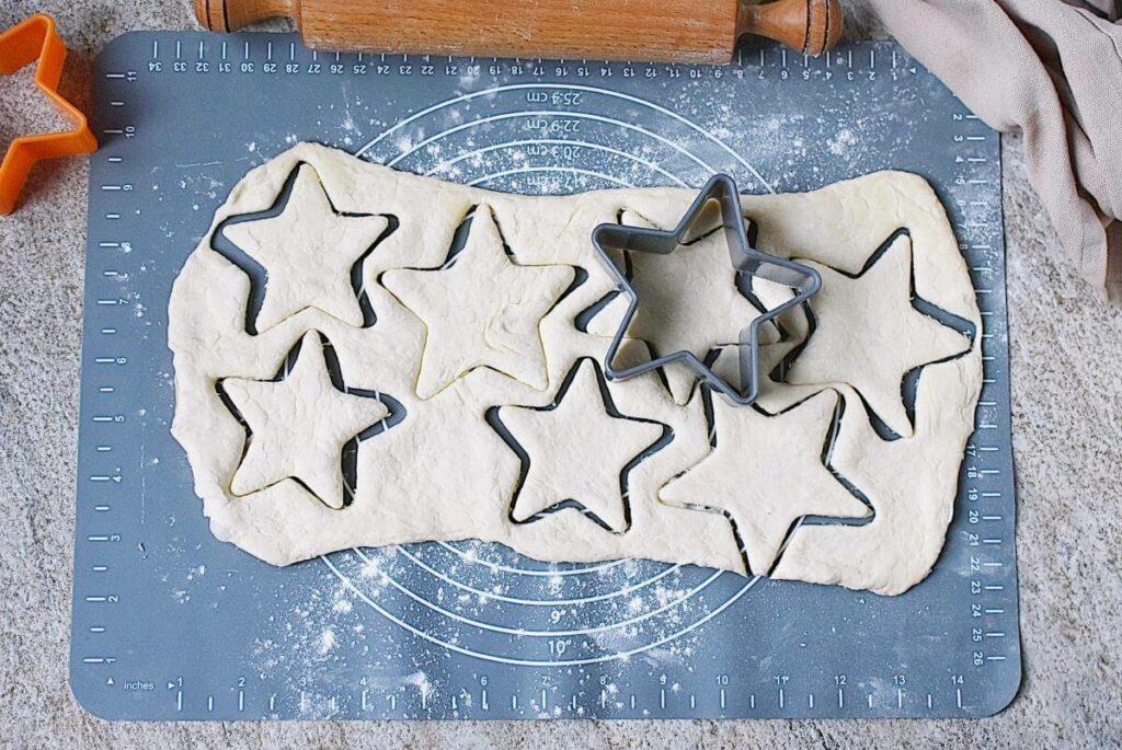 Christmas Cranberry Brie Puff Pastry Stars recipe - step 3