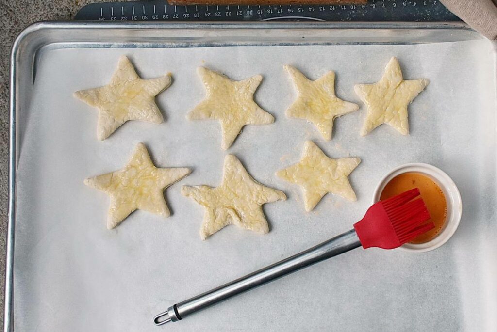 Christmas Cranberry Brie Puff Pastry Stars recipe - step 5