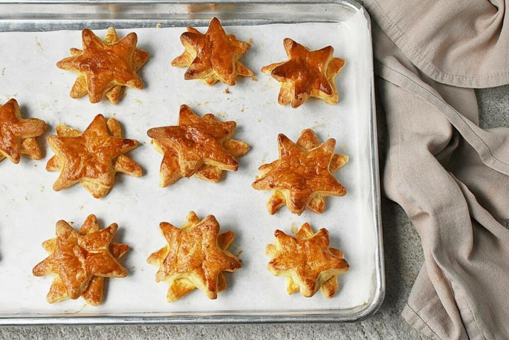 Christmas Cranberry Brie Puff Pastry Stars recipe - step 7