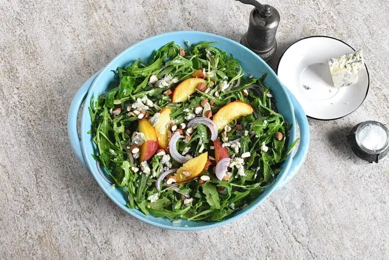 Peach, Arugula, and Blue Cheese Salad recipe - step 2