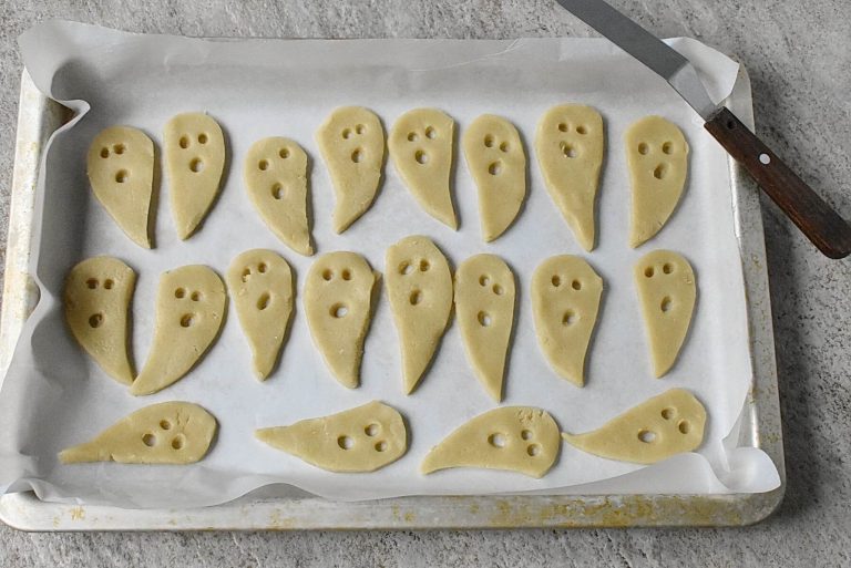 Step 8 - Halloween Ghost Linzer Cookies