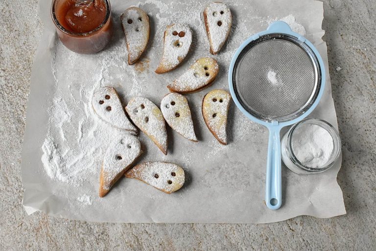 Step 13 - Halloween Ghost Linzer Cookies