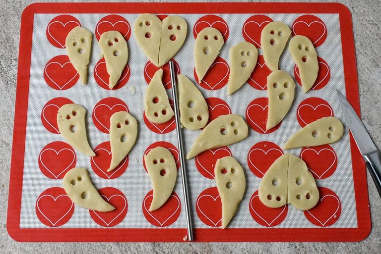 Step 7 - Halloween Ghost Linzer Cookies