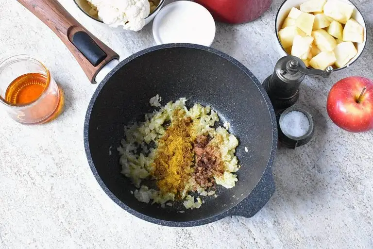 Curried Cauliflower Soup with Apples recipe - step 2
