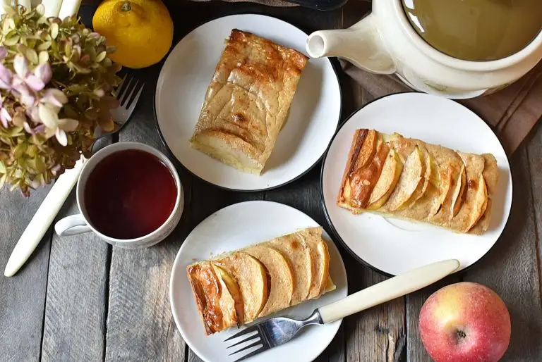 How to serve German Apple Cake (Mannheimer Apfelkuchen)