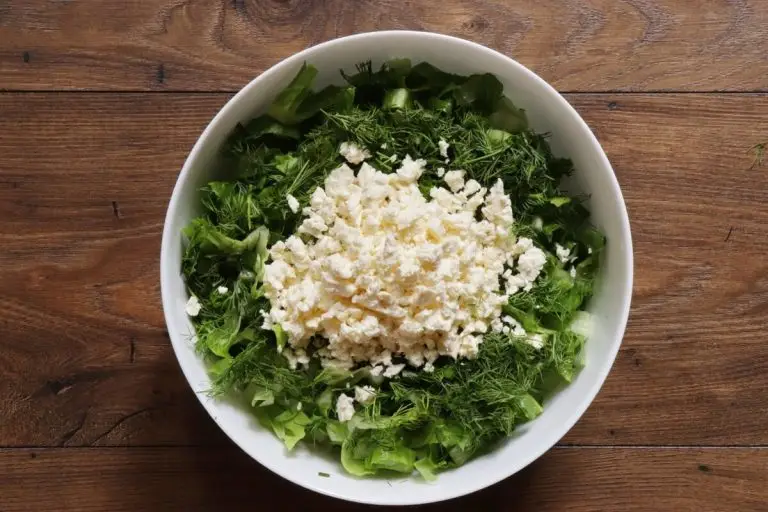 Maroulosalata (Greek Lettuce Salad) recipe - step 2